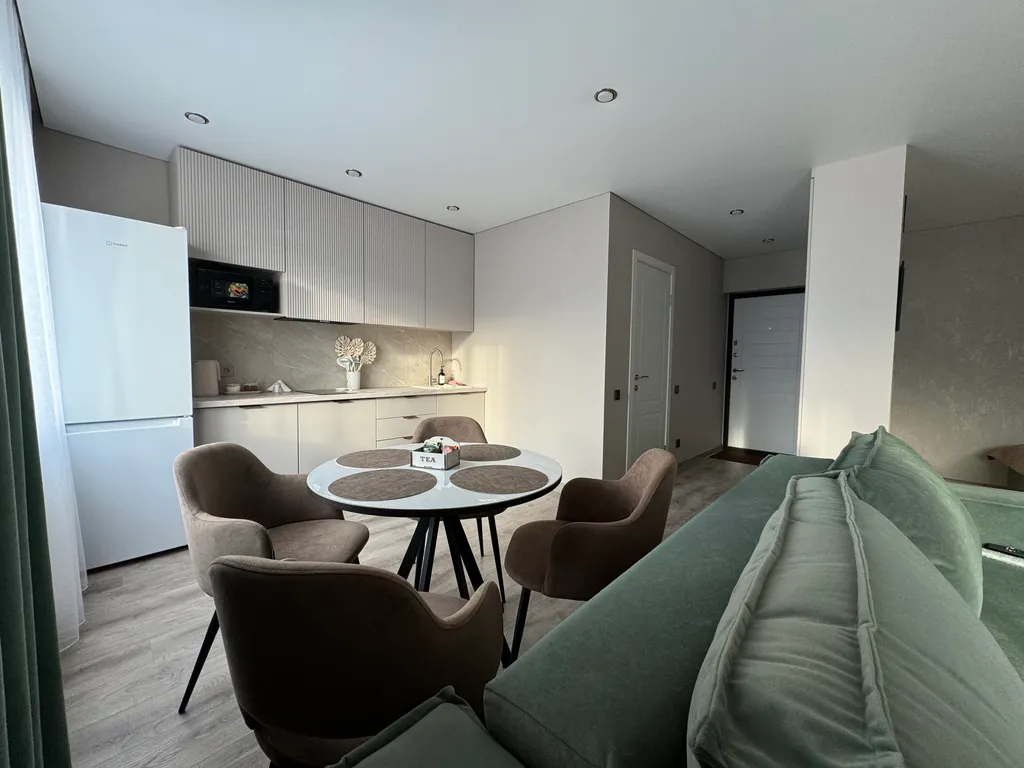 Новая квартира с дизайнерским ремонтом на берегу реки в жк белые росы