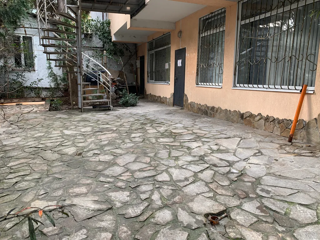 Семейные апартаменты на 4-х в самом центре Ялты у моря, парковка бонус