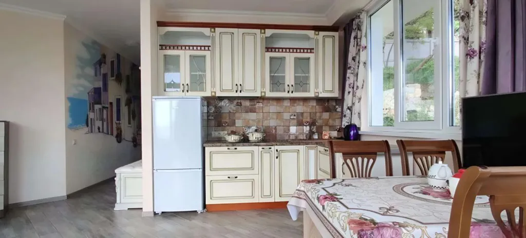 Апартаменты с видом на море, расписными стена и отдельной спальней