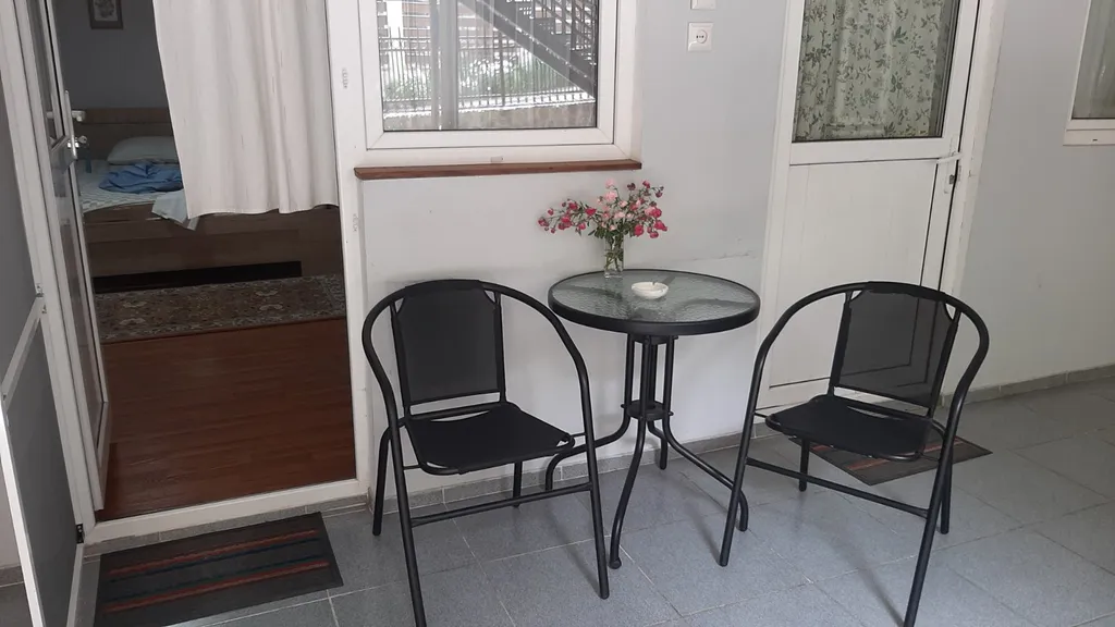 Бесо хаус апартамент с отдельным двориком недалеко от парка