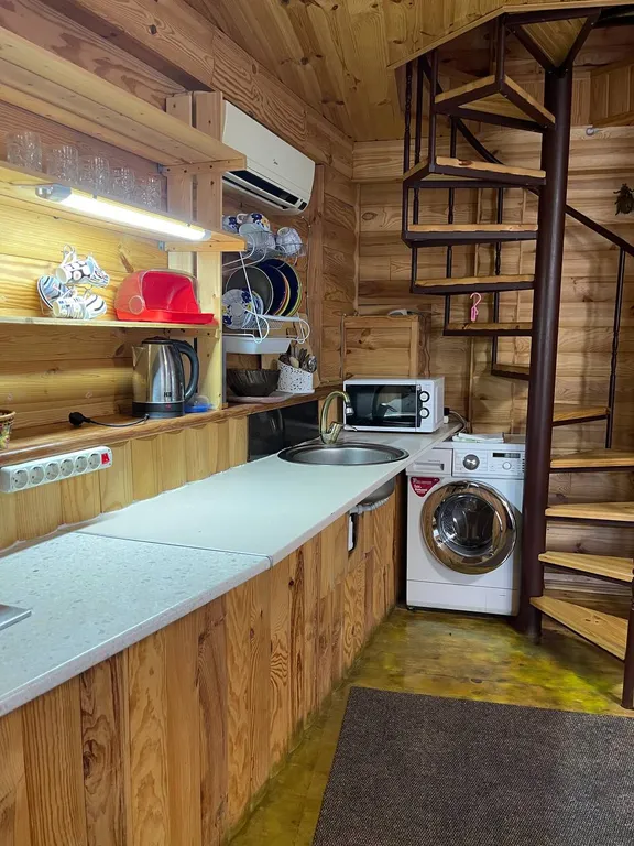 Двухэтажный дом в частном секторе