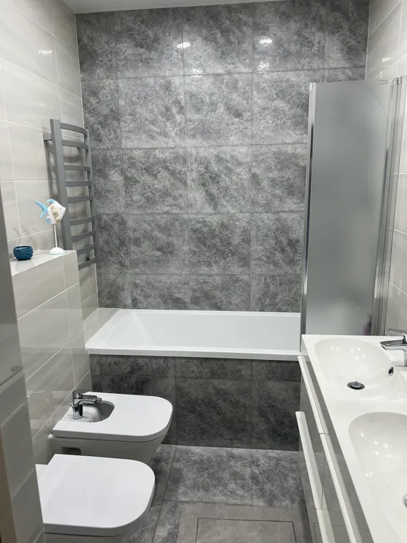 Просторная четырёхкомнатная квартира у парка с видом на море .