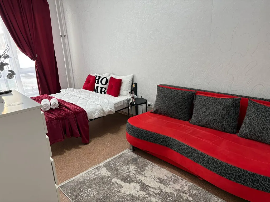 Квартира напротив Ледового дворца и областной больницы .