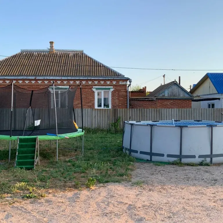 Домик у пруда рядом с Азовским морем