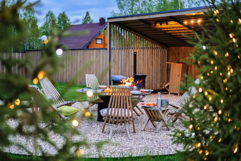 Черный дом на берегу водохранилища