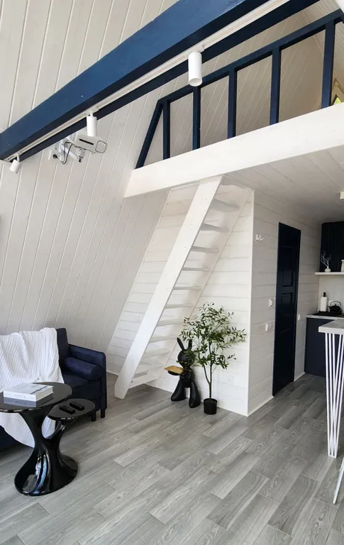 Уютный треугольный дом в 25 км от Минска с видом на лес.