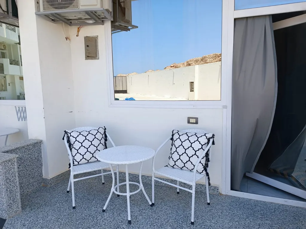 Квартира-студия с собственной террасой в 500м от моря