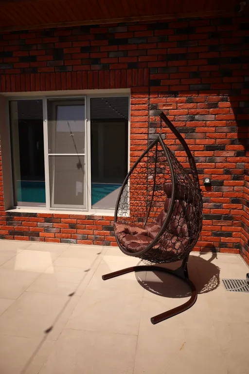 Вилла с бассейном на берегу реки в 30 минутах от центра города