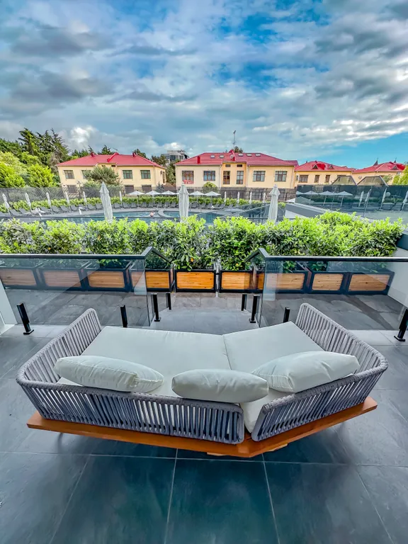 Двухуровневые апартаменты с прямым выходом к бассейну и у моря