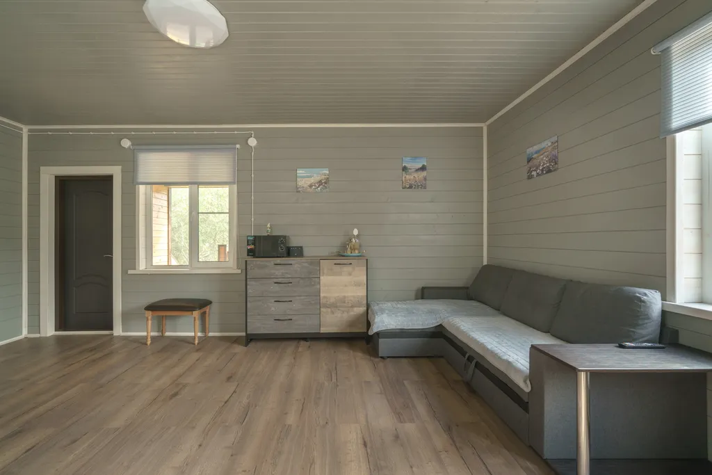 Новый загородный дом у реки с баней и бассейном