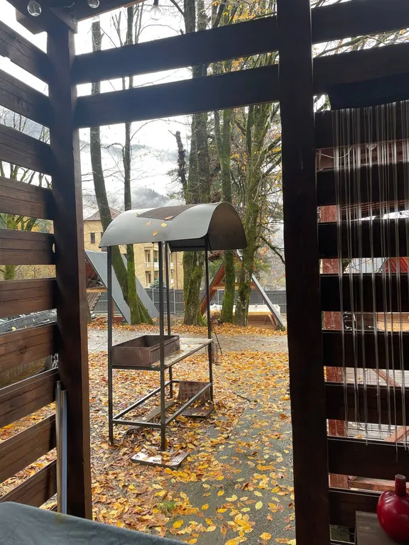 Домик с террасой и видом на горы