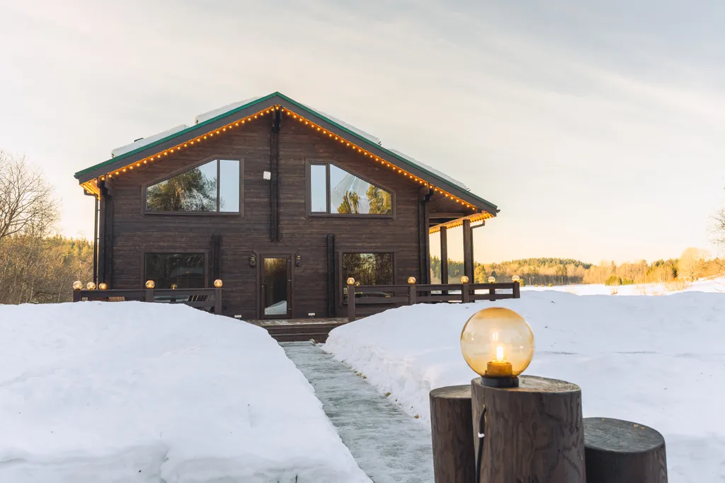 Дом Talotonttu на холме в окружении леса