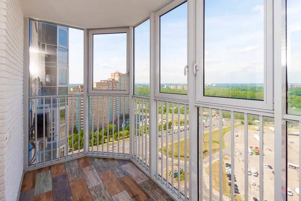 Уютная студия с большой лоджией в доме бизнес-класса