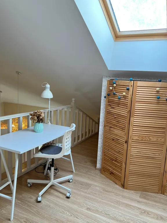 Светлая квартира с мансардой в центре города