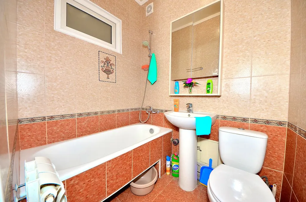 Видовая 1-комнатная квартира ,с балконом на набережной в Ялте