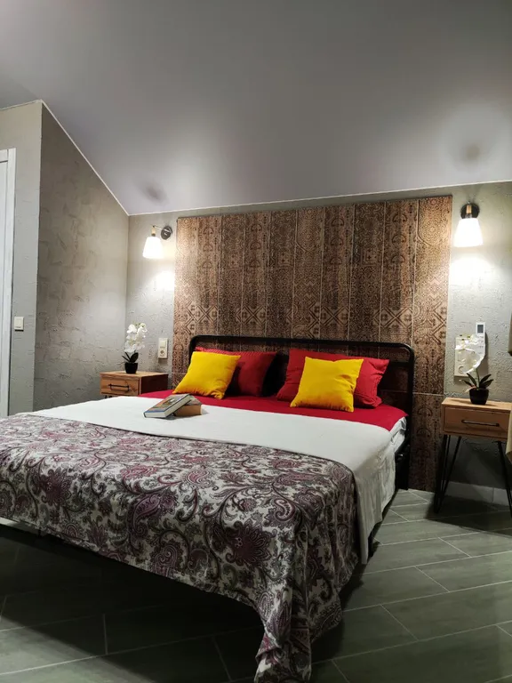 Дом в центре города рядом с набережной