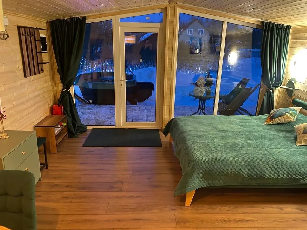 Уютный домик с банным чаном в окружении леса