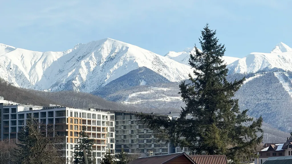 Просторная студия с большим окном в центре Красной Поляны
