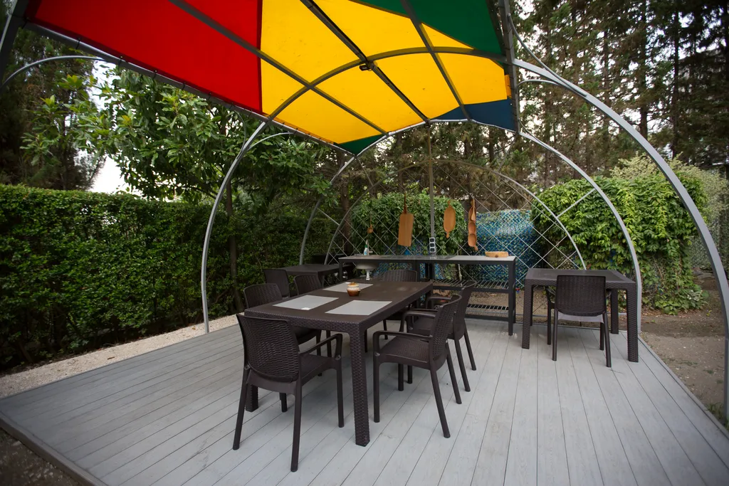 Трёхэтажный таунхаус в живописном месте с большим садом