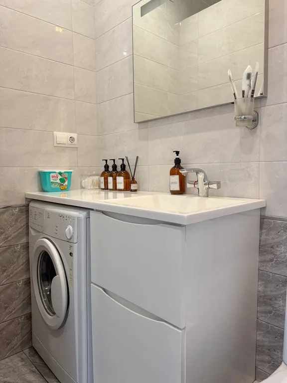 Квартира-студия с балконом у реки