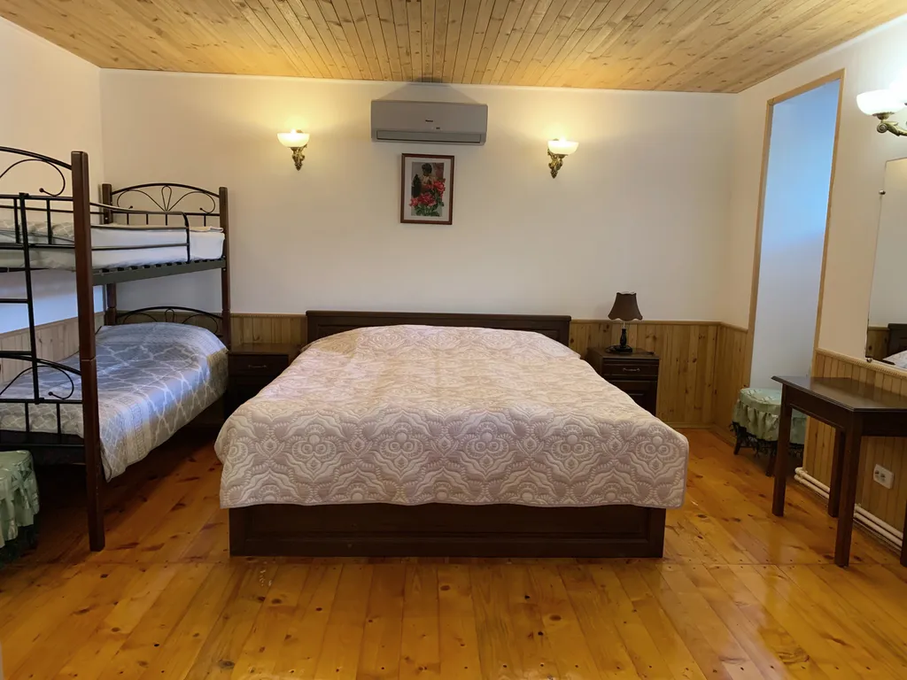 Коттедж Добротный кирпичный дом со своим двором в усадьбе Можжевеловый дворик — Айвовое