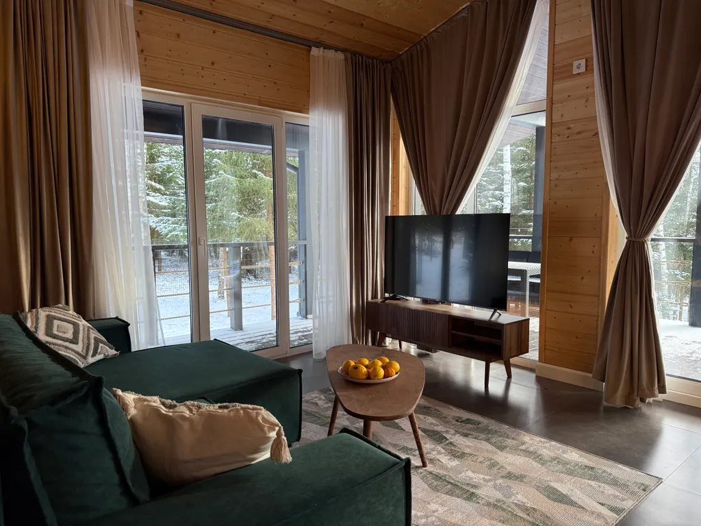 Дом в лесу с видовой терассой и чаном