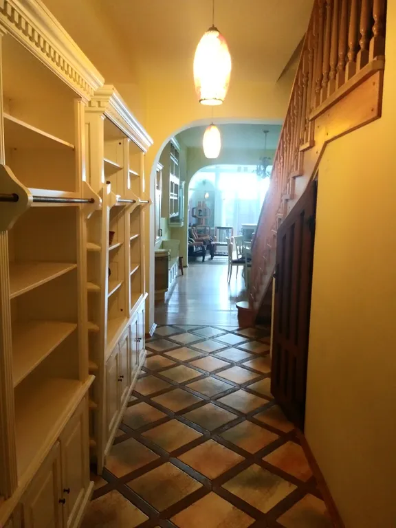 Эллинг на берегу моря