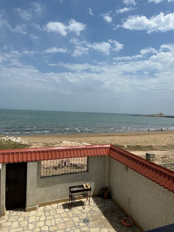 Коттедж у берега