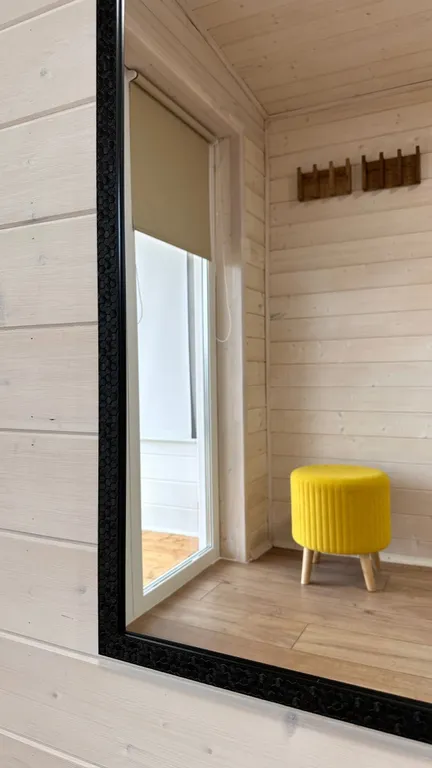 Уютный Белый дом у реки