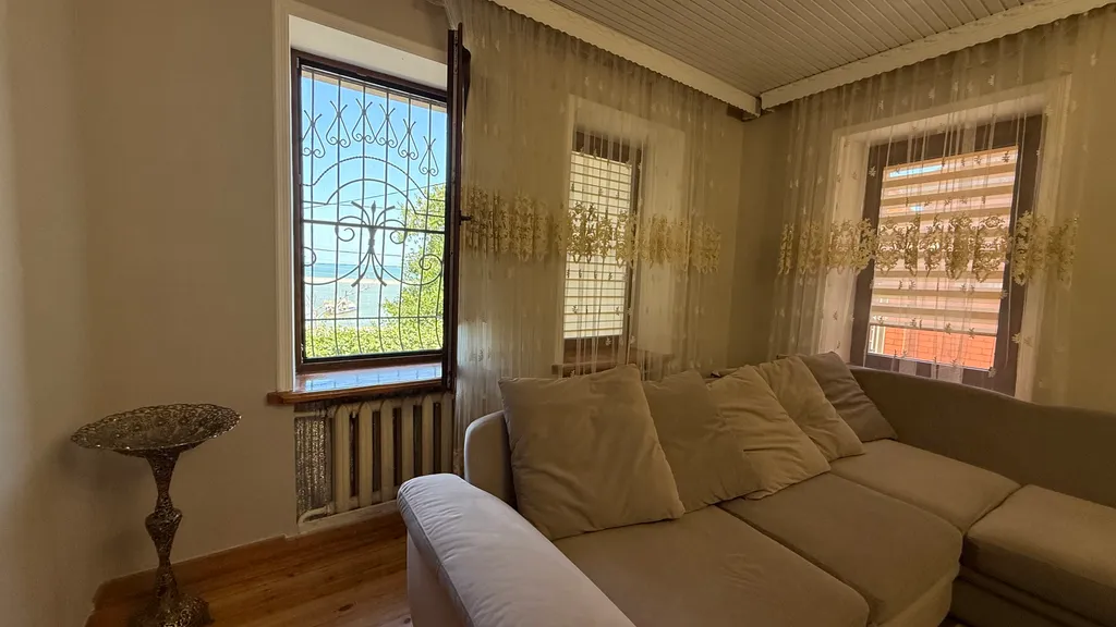 Деревянный дом с красивым видом на море