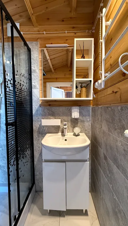 Домик на берегу с видом на море