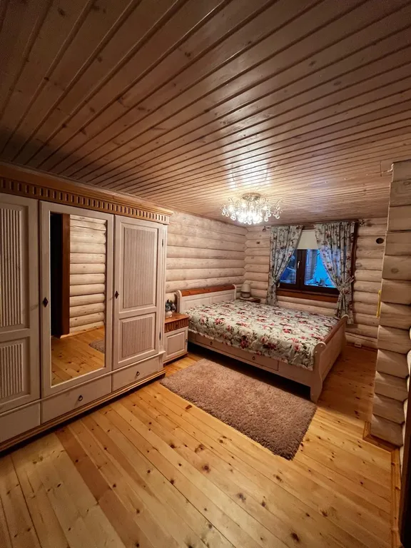 Уютный гостевой дом из бревна у озера