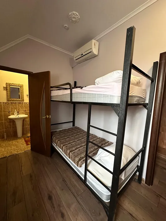 Большой дом с баней, бассейном, мангалом и парковкой