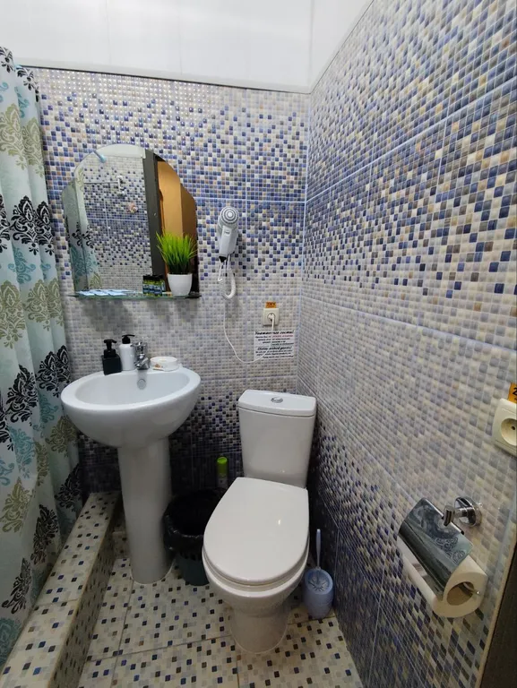 Трехместный номер с 2  кроватями и диваном. Стандарт с видом на море.