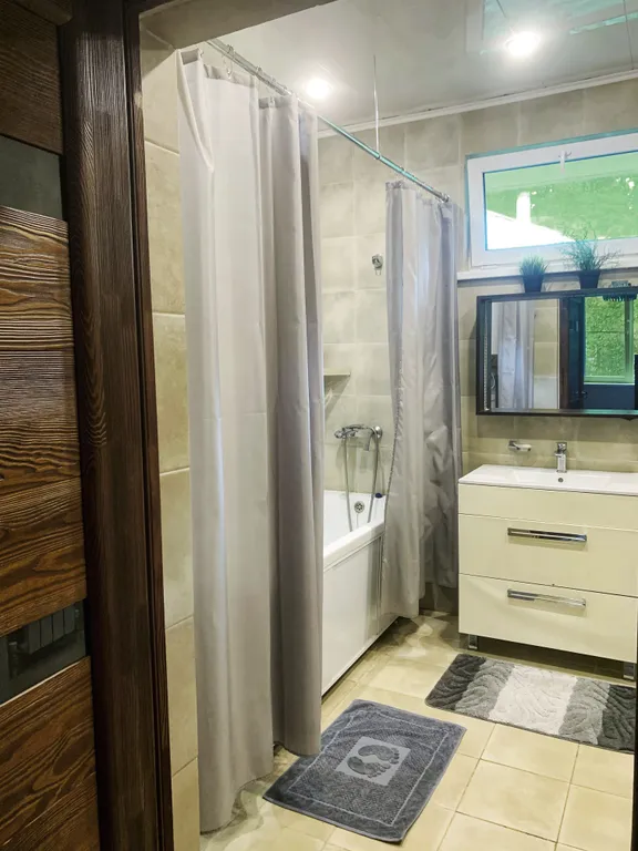 Уютный дом с просторной территорией