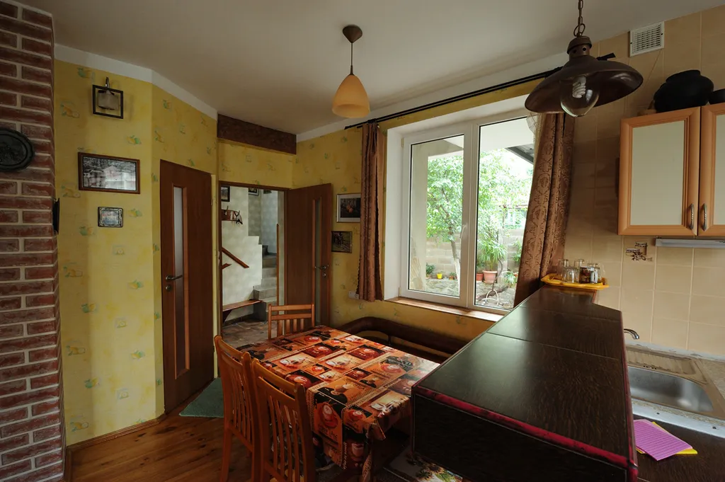 Дом с балконом, видом на море у пляжа и Воронцовского дворца