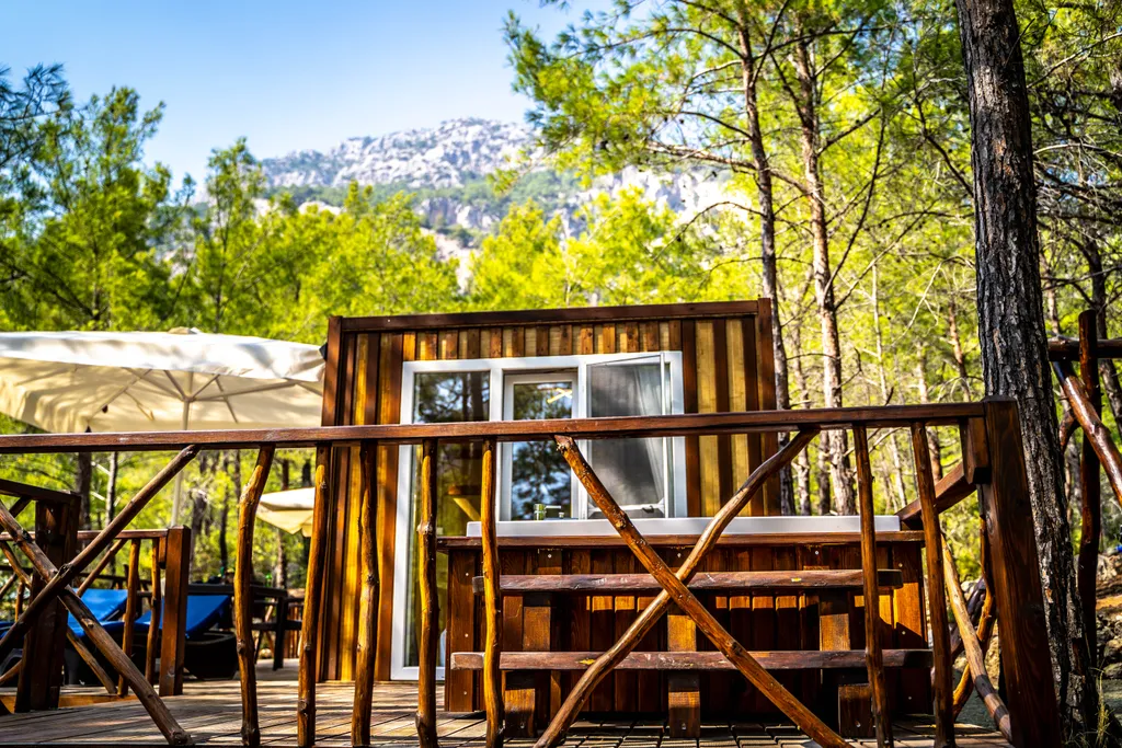 Бунгало в сосновом лесу на берегу Средиземного моря, Турция