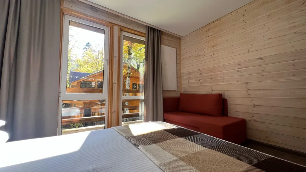 Уютный коттедж на большую компанию в лесу