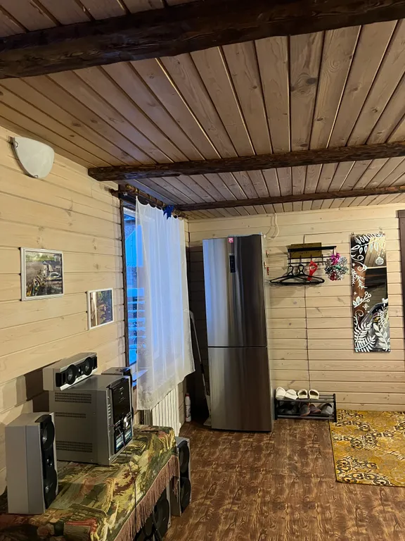 Уютный бревенчатый двухэтажный дом