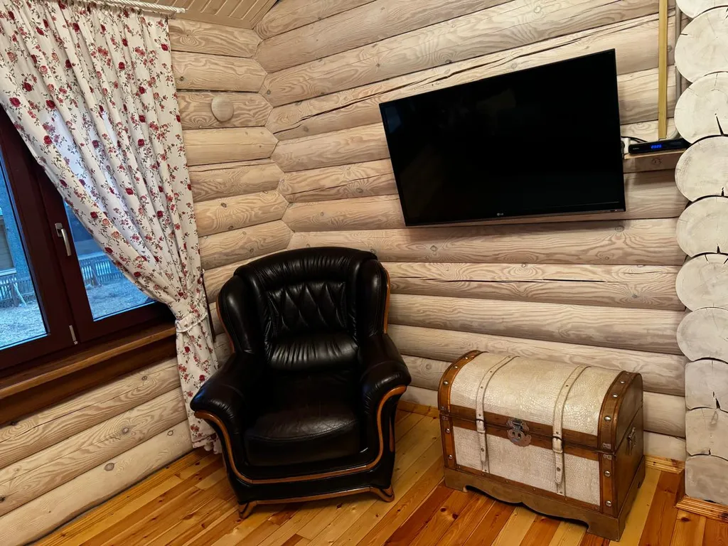 Уютный гостевой дом из бревна у озера