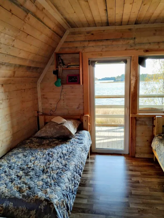 Домик на берегу залива Ладожского озера