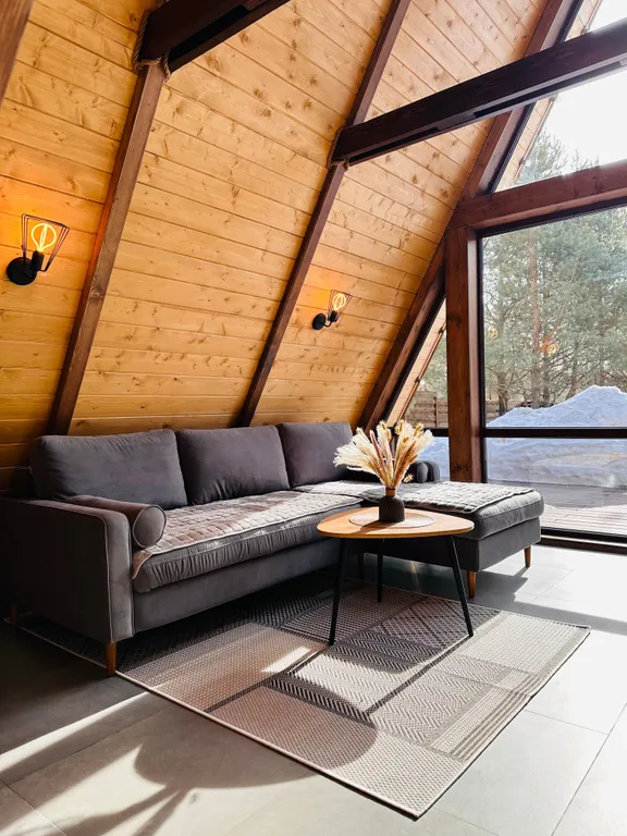 Дом с баней и банным чаном на краю соснового леса