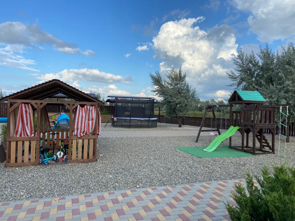 Уютные домики у канала