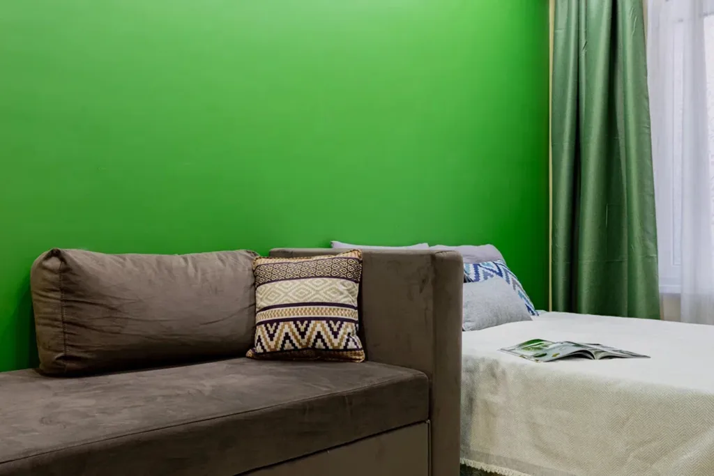 Яркая студия для троих в ЖК Летний