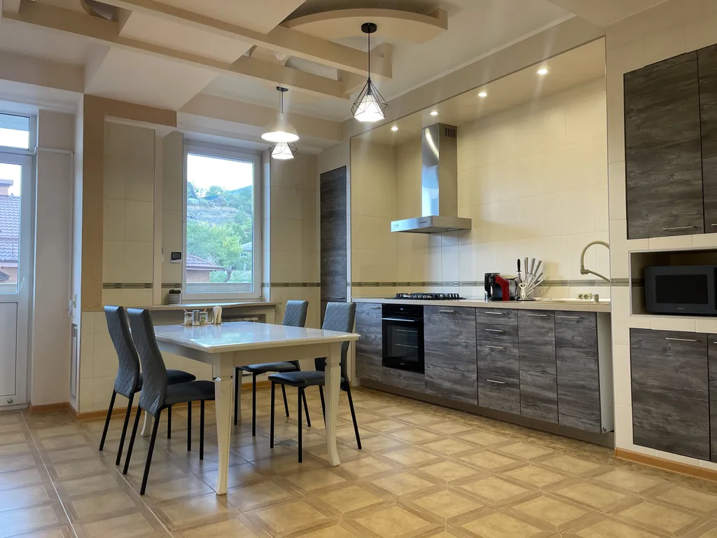 Апартаменты для большой семьи в курзоне, с балконом и видом на машук