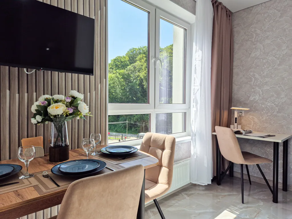 Просторная студия с балконом