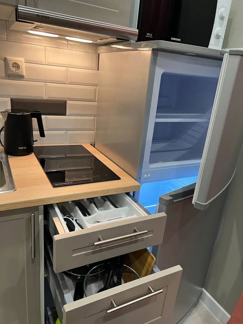 Холодильник с большой морозилкой, микроволновка Samsung и полный набор посуды