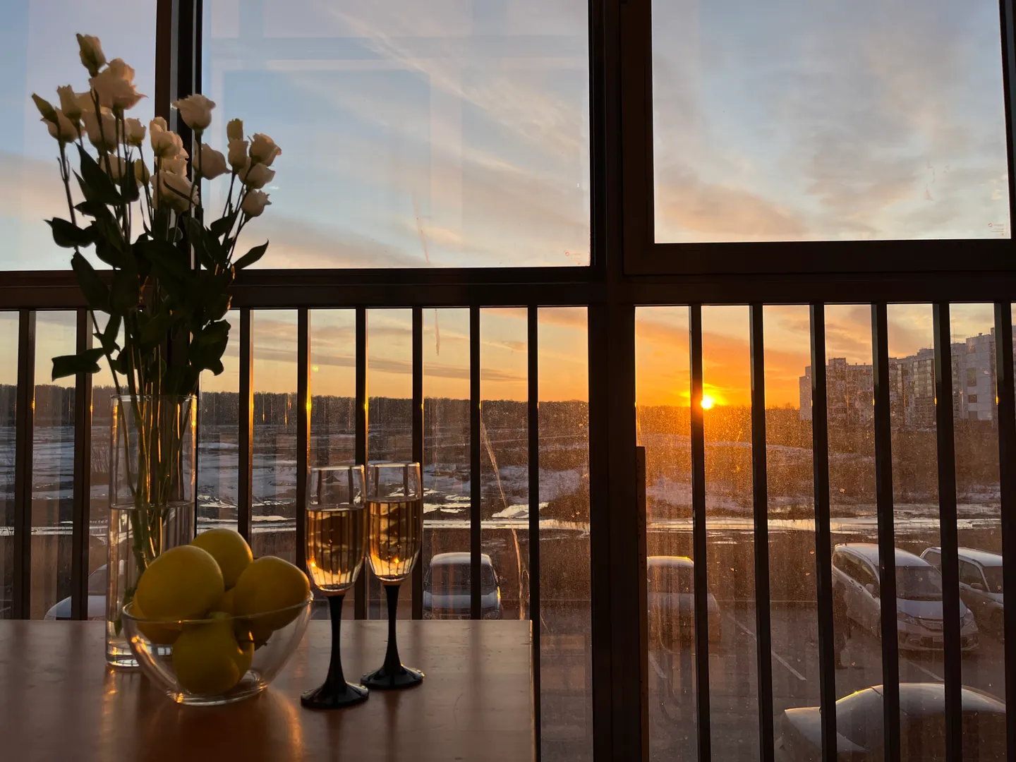 На балконе с панорамными окнами можно отдохнуть от дневной суеты и насладится закатом