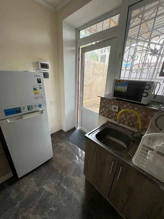 1 комнатная квартира со своим двориком недалеко от моря