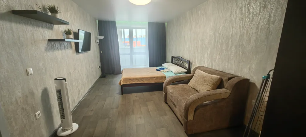 Студия с видом на ТЦ Планета